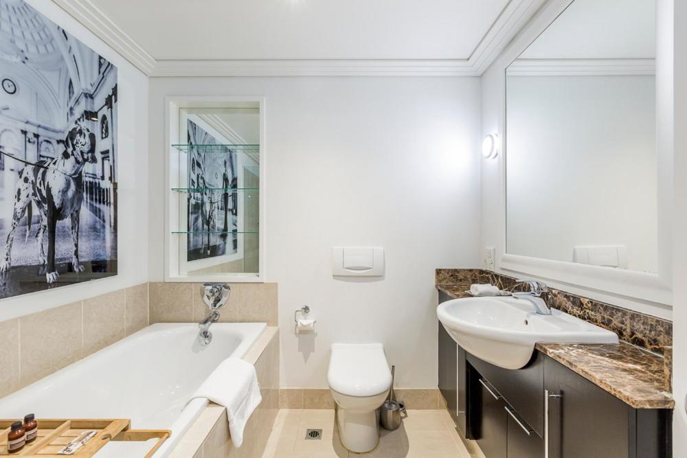 Corporate, Spacious Staycation - Sky Tower Views Оукланд Екстериор снимка